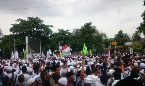 Ribuan massa yang tergabung dalam kelompok Aksi Bela Islam melakukan unjukrasa di depan Gedung Istiqlal, Jakarta, Jumat (14/10). Dalam tuntutannya, mereka meminta pemerintah, dalam hal ini aparat penegak hukum segera memproses Ahok terkait penistaan agama.