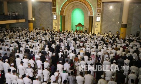 Ribuan masyarakat dan Aparatur Sipil Negara (ASN) Pemkot Bandung mengikuti Sholat Subuh Berjamaah Akbar, di Masjid Raja Jawa Barat, Alun-alun Kota Bandung.