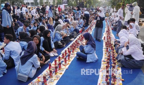 Ribuan masyarakat dari berbagai kalangan menunggu saatnya berbuka puasa pada acara Buka Bersama On The Street (Bubos) yang digelar Pemerintah Provinsi Jawa Barat, di area Gedung Sate, Jl Dipenogoro, Kota Bandung, Sabtu (25/5).