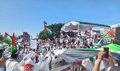 Ribuan masyarakat Maluku Utara bersama tokoh agama dan masyarakat menghadiri aksi bela Palestina dipusatkan Landmark, Kota Ternate, Ahad (3/12/2023). 