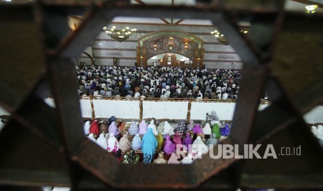 Ribuan masyarakat melaksanakan shalat tarawih pertama di Masjid Pusdai, Kota Bandung, Rabu (16/5).