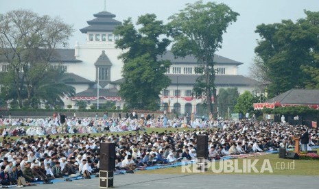 Ribuan masyarakat mengikuti shala Ied di Lapangan Gasibu, Kota Bandung. Ilustrasi