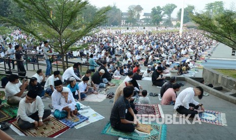 Ilustrasi. Ribuan masyarakat mengikuti shalat Idul Adha 1440 H, di Lapangan Gasibu, Kota Bandung, Ahad (11/8). Ridwan Kamil akan Sholat Idul Fitri di Lapangan Gasibu