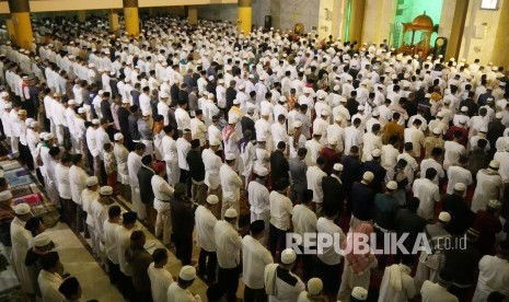 Ribuan masyarakat mengikuti Shalat Subuh Berjamaah Akbar, di Masjid Raja Jawa Barat, Alun-alun Kota Bandung, Ahad (22/9). Salah satu hikmah bangun pagi adalah berkesempatan  menunaikan shalat Subuh berjamaah.