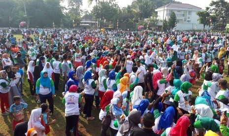 Ribuan masyarakat tumpah ruah memadati lapangan dalam acara Festival Tumpeng dan Cucurak Pancakarsa yang digelar pasangan Ade Yasin-Iwan Setiawan di lapangan Karang Pawitan Desa Cijujung Kecamatan Sukaraja, Bogor, akhir pekan lalu.