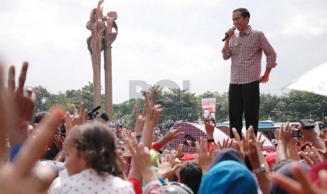 Ribuan masyarakat yang terdiri dari para petani memadati kampanye Jokowi di Lapangan Monumen Bandung Lautan Api (BLA) Kota Bandung, Kamis (3/6). (Republika/Edi Yusuf).