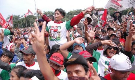 Ribuan masyarakat yang terdiri dari para petani memadati kampanye Jokowi di Lapangan Monumen Bandung Lautan Api (BLA) Kota Bandung, Kamis (3/6).