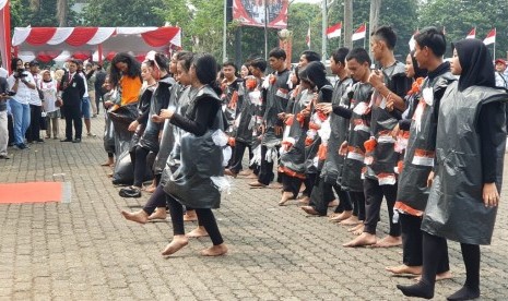 Ribuan Masyarakat yang tergabung dalam Komunitas Antik (Asri Tanpa Plastik) menggelar kampanye anti plastik di lapangan Tegar Beriman, Cibinong, Kabupaten Bogor, Sabtu (17/8).