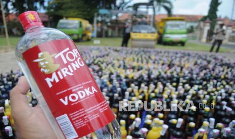 Ribuan minuman keras (miras) berbagai jenis disiapkan saat akan dimusnahkan di Lapangan Pendopo Kabupaten Pamekasan, Jawa Timur, Selasa (2/2). Pemerintah mengesahkan Perpres Nomor 10 Tahun 2021 tentang Bidang Usaha Penanaman Modal yang mengizinkan investasi minuman keras.