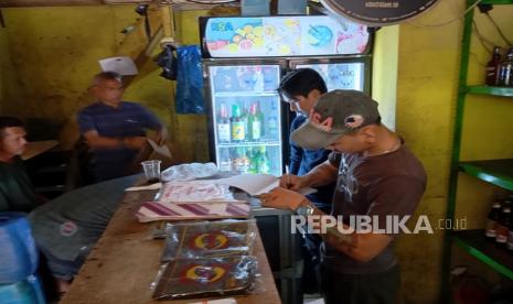 Ribuan minuman keras (miras) dan tuak berhasil disita dari tujuh toko yang berada di Jalan Soekarno Hatta- Leuwipanjang, Kota Bandung, Selasa (18/2/2025) jelang bulan puasa Ramadhan. Razia dilakukan untuk menjaga kondusifitas selama bulan puasa Ramadhan dan memastikan masyarakat beribadah dengan aman. 