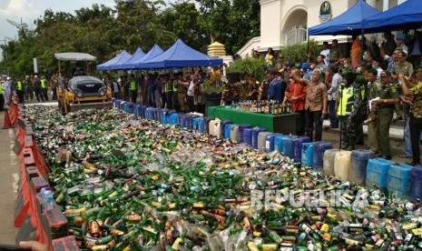 Ribuan miras dan jerigen tuak di Kabupaten Bandung dimusnahkan, Kamis (12/4).