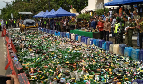 Ribuan miras dan jerigen tuak di Kabupaten Bandung dimusnahkan, Kamis (12/4).