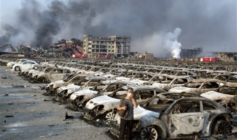 Ribuan mobil baru yang disimpan di Pelabuhan Tianjin, Cina hangus akibat ledakan dahsyat, Kamis (13/8).