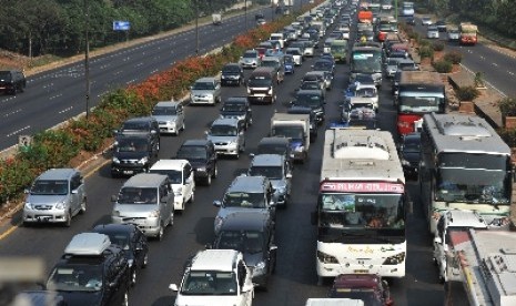   Ribuan mobil terjebak kemacetan di lajur tol Jakarta-Cikampek, km 17, Bekasi, Jawa Barat, Jumat (17/8) lalu. 