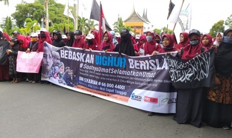 Ribuan Muslim di Kota Padang, Sumbar menggelar aksi longmars untuk menanggapi kekerasan yang dialami Muslim Uighur. 