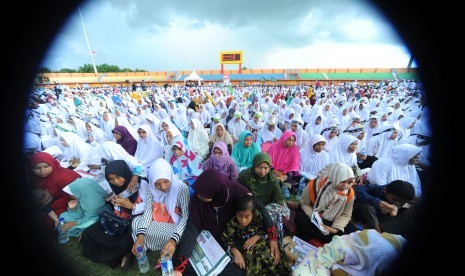 Ribuan Muslimat NU mengikuti Istigasah Kubro yang dihadiri Cawapres nomor urut 01 K.H. Ma'ruf Amin di Stadion Gelora Ratu Pamelingan, Pamekasan, Jawa Timur, Selasa (19/3/2019).