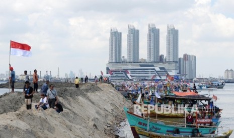 Thousand of fishermen and NGO activist sealed G Island as symbol of their protest on the reclamation of Jakarta Bay on Sunday (17/4). (Republika/Yasin Habibi)