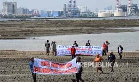 Aksi nelayan menolak reklamasi pulau G di kawasan Muara Angke 