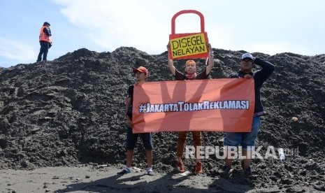 Ribuan nelayan bersama LSM melakukan aksi simbolis dengan menyegel pulau G proyek reklamasi di kawasan Muara Angke, Jakarta Utara, Ahad (17/4).