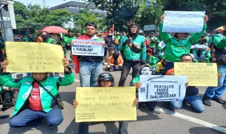 Ribuan ojek online (ojol) melakukan aksi demonstrasi di Jalan Diponegoro, Kota Bandung tepatnya di depan kantor Gedung Sate, Provinsi Jawa Barat, Rabu (21/9/2022). 