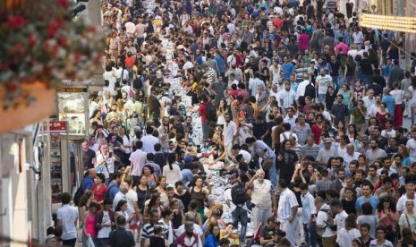  Thousands of people sat on Istiklal Avenue, Istanbul, Turkey to celebrate first fasting break in the holy month of Ramadhan. (Illustration)