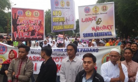 Ribuan orang ikut turun ke jalan di kota Padang untuk menyaksikan penandatanganan deklarasi anti kemaksiatan.