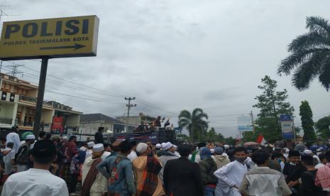 Ribuan orang melakukan aksi di depan Polresta Tasikmalaya, Jumat (18/12). Massa menuntut kasus kematian enam orang laskar FPI diusut tuntas. 