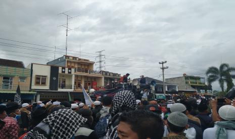 Ribuan orang melakukan aksi di depan Polresta Tasikmalaya, Jumat (18/12). Massa menuntut kasus kematian enam orang laskar FPI disusut tuntas. 