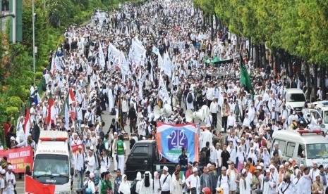 Ribuan orang melakukan long march menuju Monas untuk mengikuti aksi 212 atau 2 Desember di Jalan MH Thamrin, Jakarta, Jumat (2/12). 