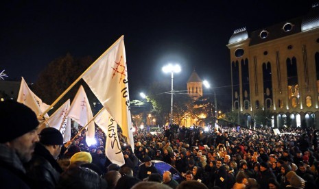 Ribuan orang melakukan unjuk rasa di depan Gedung Parlemen di Tbilisi, Georgia pada Senin (25/11).