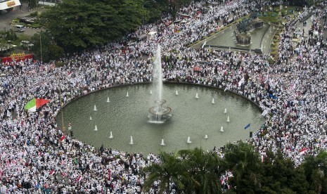 Thousands of people gathered around the Bank Indonesia's Roundabout Fountain before heading to Medan Merdeka Barat Streeat, near the Merdeka Palace on Friday (11/4). 