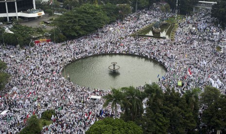 Ribuan orang memadati kawasan Bundaran Air Mancur Bank Indonesia sebelum menuju ke depan Istana Merdeka di Jakarta, Jumat (4/11).