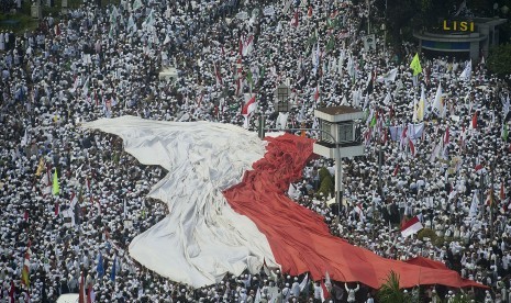 Lautan massa memadati kawasan Bundaran Air Mancur Bank Indonesia sebelum menuju ke depan Istana Merdeka di Jakarta, Jumat (4/11). 