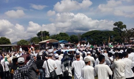 Ribuan orang memadati Lapangan Kerkof, Kecamatan Taragong Kidul, Kabupaten Garut, Jawa Barat pada Sabtu, (11/11). 