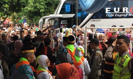 Ribuan orang mengantar calon jamaah haji di Gedung Dakwah, Kota Tasikmalaya, Senin (8/7).