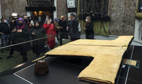 Ribuan orang mengantre di depan Masjid Hikai Erif, Istanbul, Turki demi menyaksikan jubah Nabi Muhammad SAW yang dipamerkan di masjid tersebut. Tangis Haru Warga Istanbul Saat Melihat Jubah Nabi Muhammad