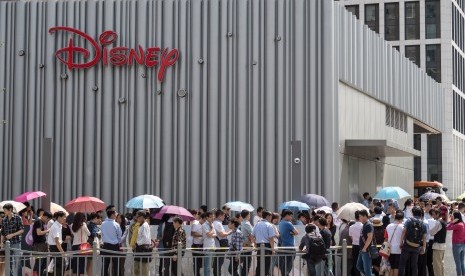 Ribuan orang mengantri masuk toko Disney pertama di daratan Cina dan yang terbesar di dunia. Toko Disney Shanghai dibuka sejak 2 Mei 2016.