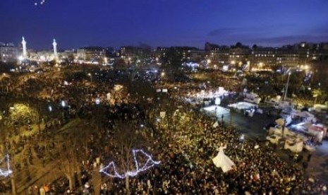 Ribuan orang mengikuti aksi solidaritas mengenang penembakan di kantor Charlie Hebdo dengan turun ke jalanan kota Paris, Ahad malam (11/1) waktu setempat.