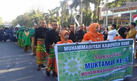 Ribuan orang mengikuti karnaval guna menyambut penyelenggaraan Muktamar Muhammadiyah di Makassar, Sulawesi Selatan, Sabtu (1/8). 