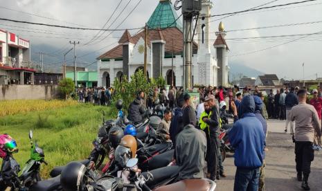 Ribuan orang mengiringi pemakaman KH Aceng Zakaria di Kecamatan Tarogong Kaler, Kabupaten Garut, Selasa (22/11/2022).