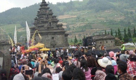 Ribuan orang menyaksikan Dieng Culture Festival. Ilustrasi