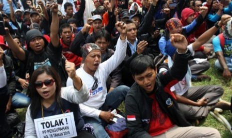 Ribuan pekerja dari berbagai serikat buruh meneriakkan yel yel sebelum melakukan longmarch di Bekasi. (Ilustrasi)