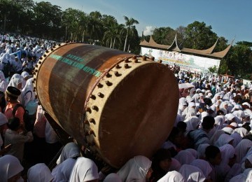 Ribuan pelajar Kota Padang berkumpul pada acara Pencanangan Pesantren Ramadhan se-Sumbar 2011 di lapangan Imam Bonjol Padang, Selasa (26/7). Pemprov Sumbar mencanangkan pesantren Ramadhan dengan motode yang sama di 19 kabupaten/kota di Sumbar.