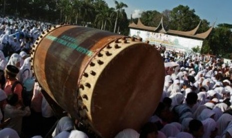 Ribuan pelajar Kota Padang berkumpul pada acara Pencanangan Pesantren Ramadhan se-Sumbar 2011 di lapangan Imam Bonjol Padang, Selasa (26/7). Pemprov Sumbar mencanangkan pesantren Ramadhan dengan motode yang sama di 19 kabupaten/kota di Sumbar.