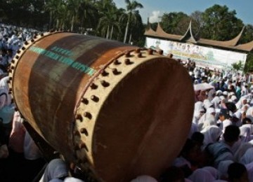 Ribuan pelajar Kota Padang, berkumpul saat acara Pencanangan Pesantren Ramadahan se-Sumbar 2011 di lapangan Imam Bonjol Padang, Sumbar, Selasa (26/7).