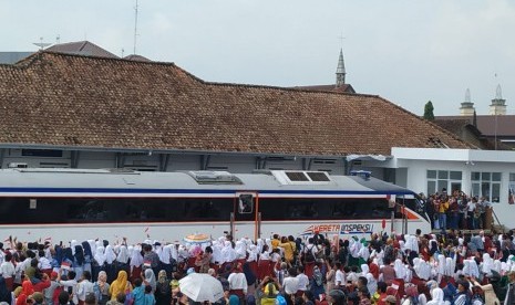 Ribuan pelajar menyambut kedatangan Kereta Inspeksi yang melakukan uji coba jalur reaktivasi di Stasiun Garut, Rabu (19/2). 