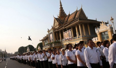 Ribuan pelayat berkumpul di Istana Kerajaan dan menunggu antrean untuk memberikan penghormatan terakhir kepada mantan Raja Kamboja Norodom Sihanouk di Phnom Penh, Sabtu (2/2).   (AP/Wong Maye-E)