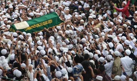  Thousands of people attend the burial ceremony of Habib Munzir Al Musawwa in South Jakarta on Monday. 