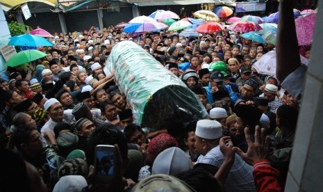  Ribuan pelayat mengiringi proses pemakaman Rais Aam Pengurus Besar Nahdlatul Ulama (PBNU), Kiai Sahal Mahfudz di kompleks makam Syeikh Ahmad al-Mutamakkin, Kajen, Margoyoso, Pati, Jateng, Jumat (24/1).   (Antara/Andreas Fitri Atmoko)