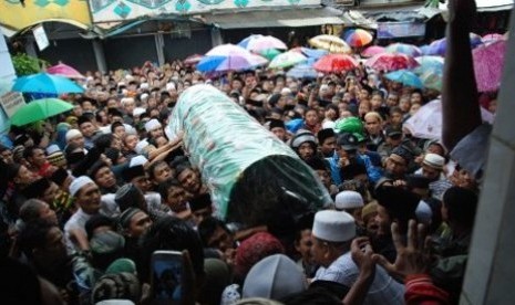 Ribuan pelayat mengiringi proses pemakaman Rais Aam Pengurus Besar Nahdlatul Ulama (PBNU), Kiai Sahal Mahfudz di kompleks makam Syeikh Ahmad al-Mutamakkin, Kajen, Margoyoso, Pati, Jateng, Jumat (24/1). Kiai Sahal Mahfudz wafat Jumat (24/1) dini hari di ked